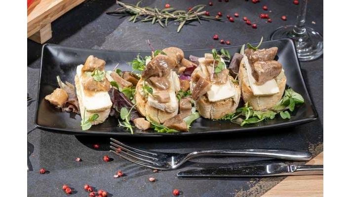 Bruschete cu cremă de avocado și ciuperci marinate