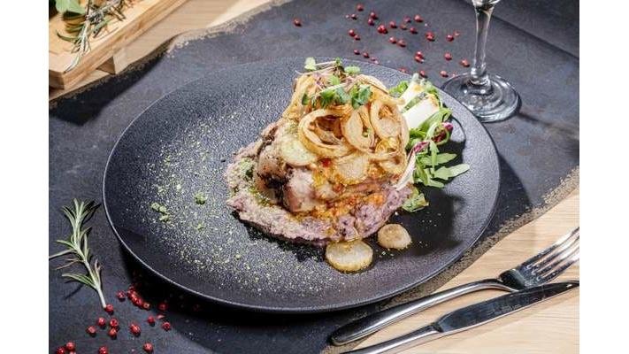 Ciolan de porc (souse vide) cu spumă de fasole și ceapă crocantă