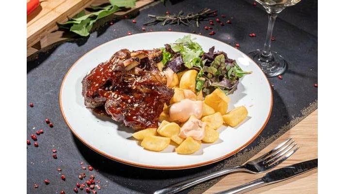 Coaste de vițel bbq cu patatas bravas