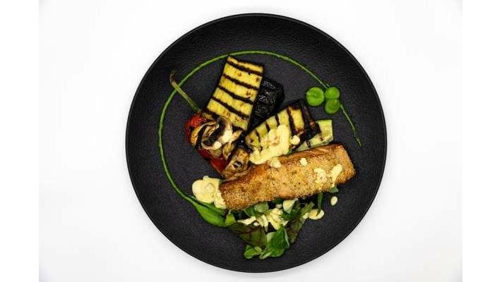 File de somon în crustă de caju și pappardelle cu pesto