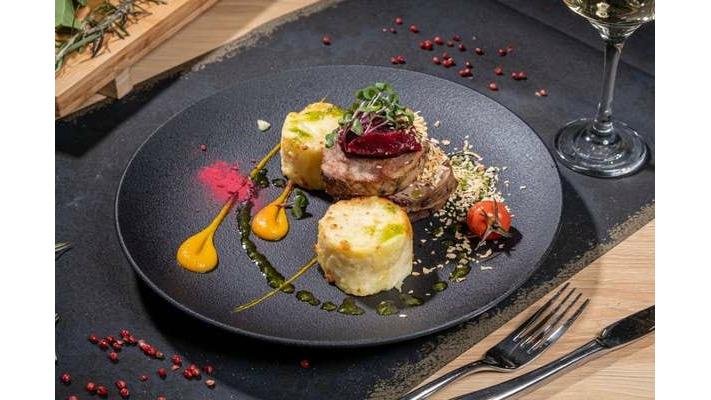 Mușchiuleț de porc în crustă de ceapă cu cartofi gratinate și piure