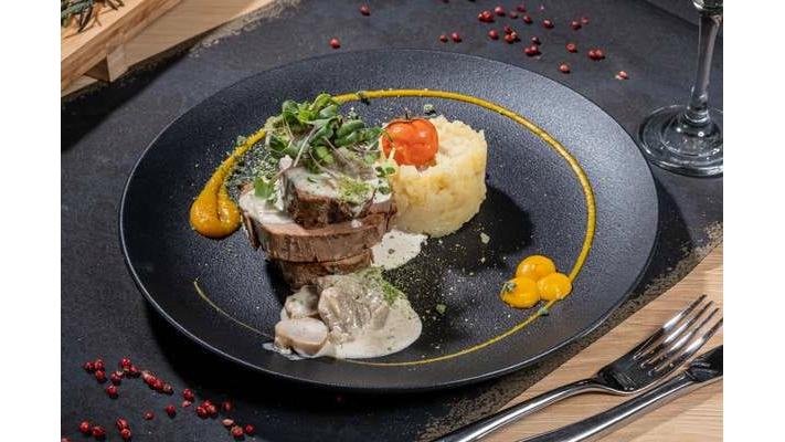 Mușchiuleț de porc în crustă de rucolă