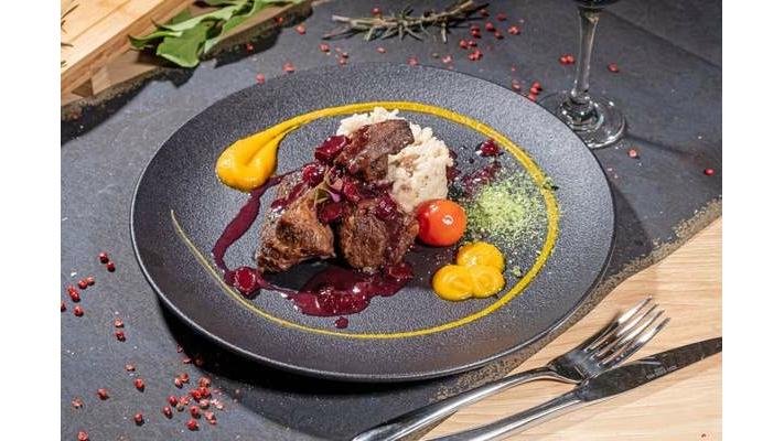 Obrăjori confiați, risotto cu ciuperci și sos de merișoare