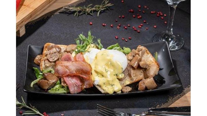 Ouă benedict cu ciuperci sote