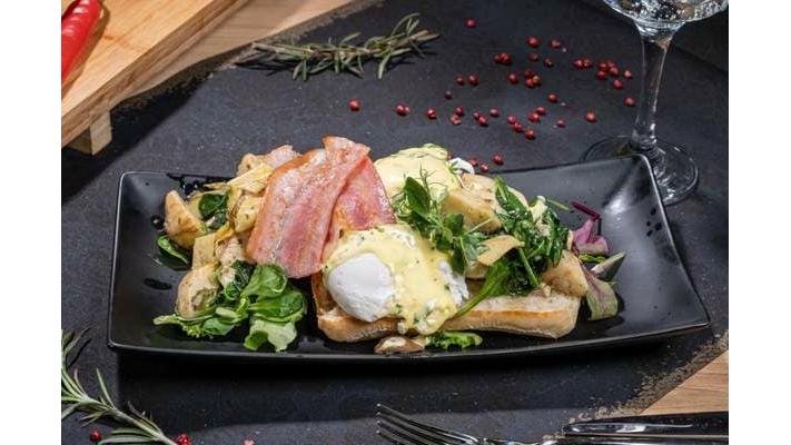 Ouă benedict cu spanac sote și anghinare