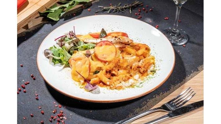 Piept de pui capresse cu cartofi gratinati si salata mixta