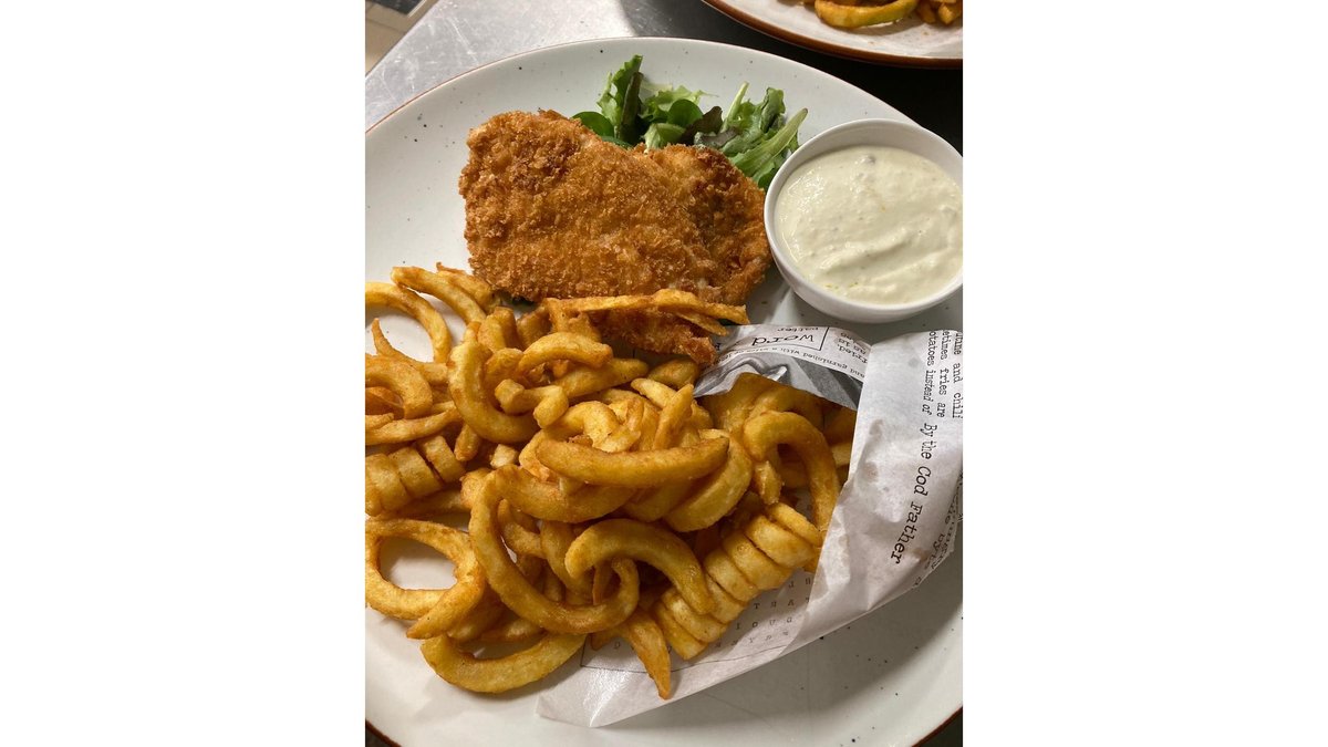 Piept de pui în crustă panko, cartofi spiralați și sos remoulade