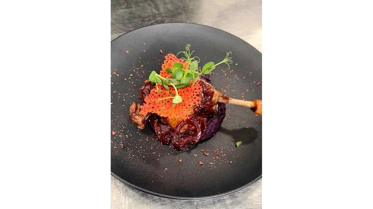 Pulpă de rață confit cu piure de varză roșie și dulceață de ceapă