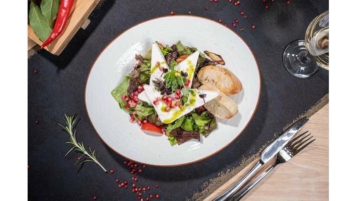 Salată cu brânză de capră cu fructe