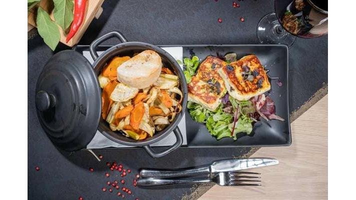 Salată cu halloumi la grill și legume coapte