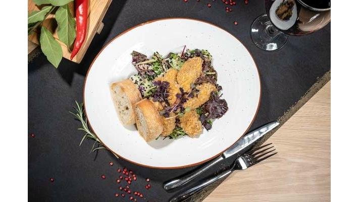 Salată cu nuggets de pui în panko