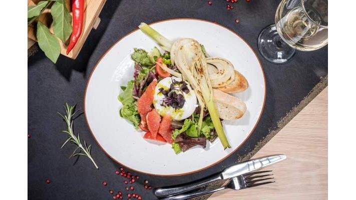 Salată de buratta, avocado, grepfruit și fenicul prăjit
