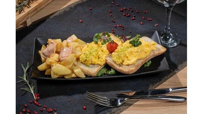 Scrambled eggs cu patatas bravas