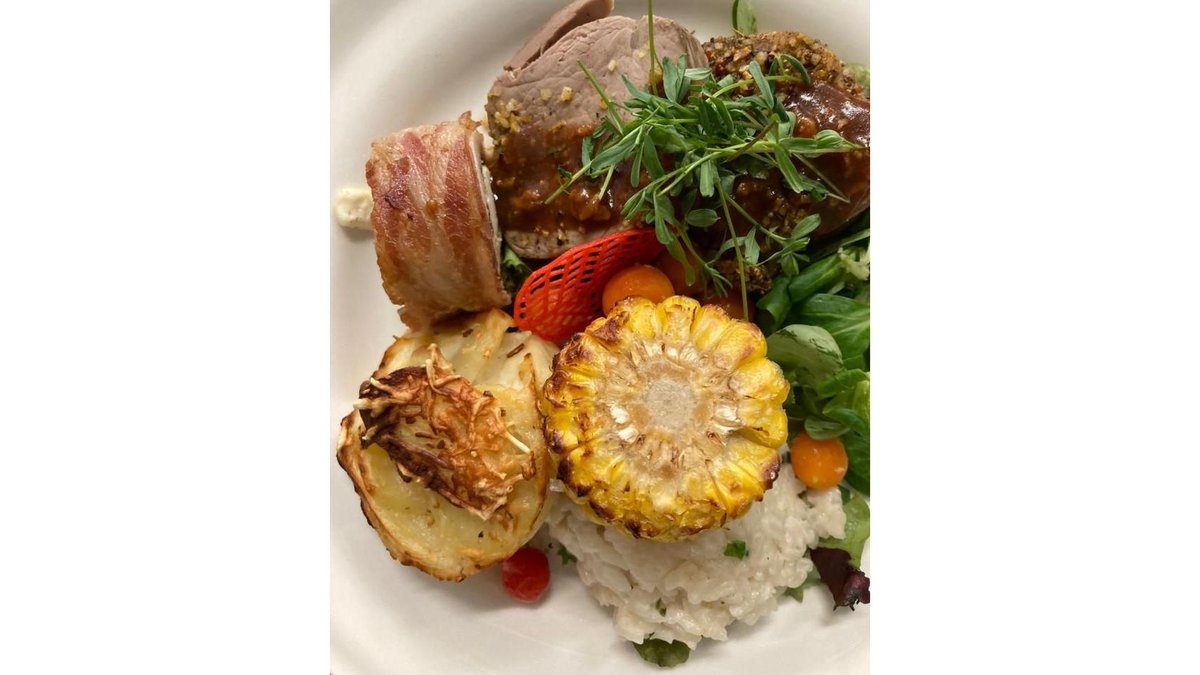 Steak din ceafă de porc, cartofi zdrobiți cu spanac și sos chimiciuri