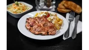 Ceafă de porc la grătar cu cartofi pai