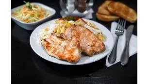 Cotlet de porc la grătar cu cartofi pai