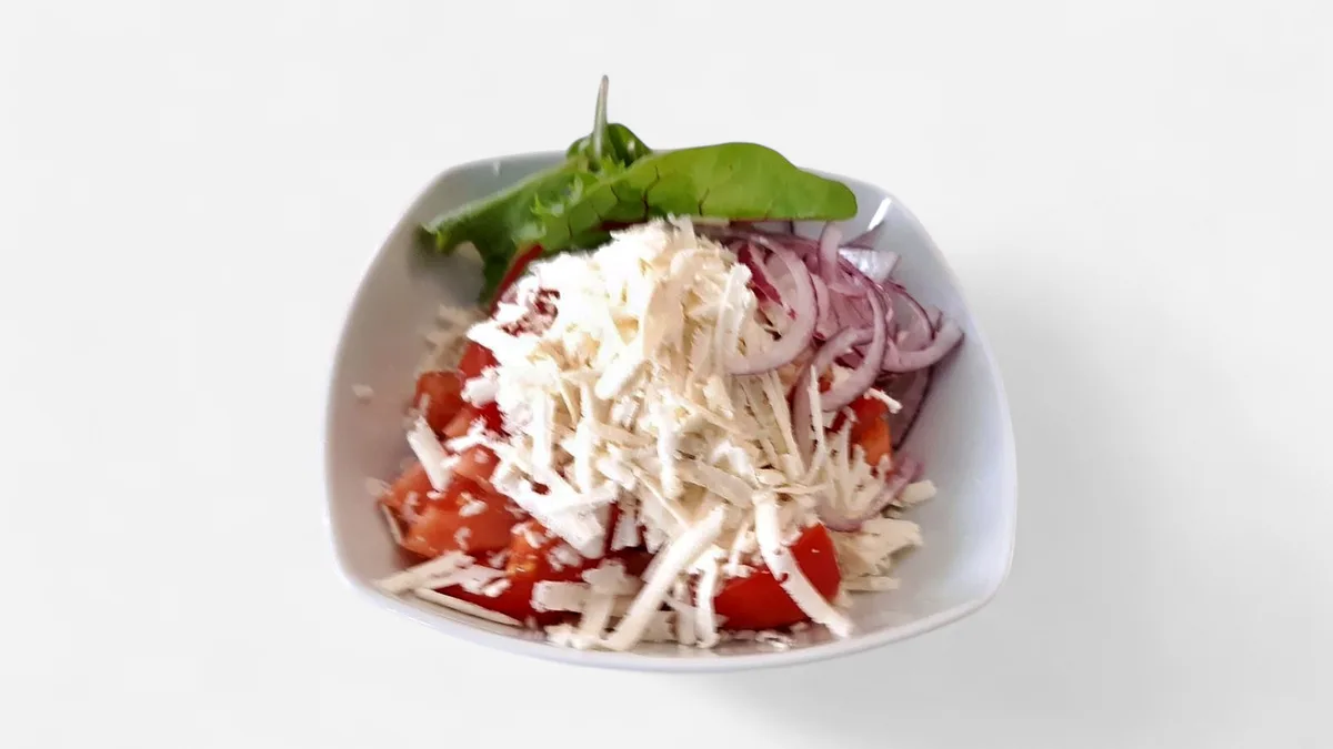Salată de roșii cu brânză