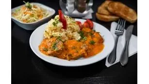 Vrăbioară de vită în sos de vin cu pilaf de orez
