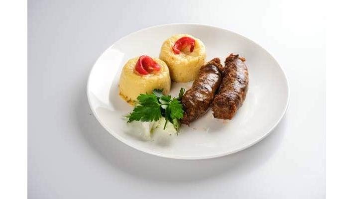 Cârnați pentru garnita la grătar cu mămăliguță/Grilled homemade sausages with polenta