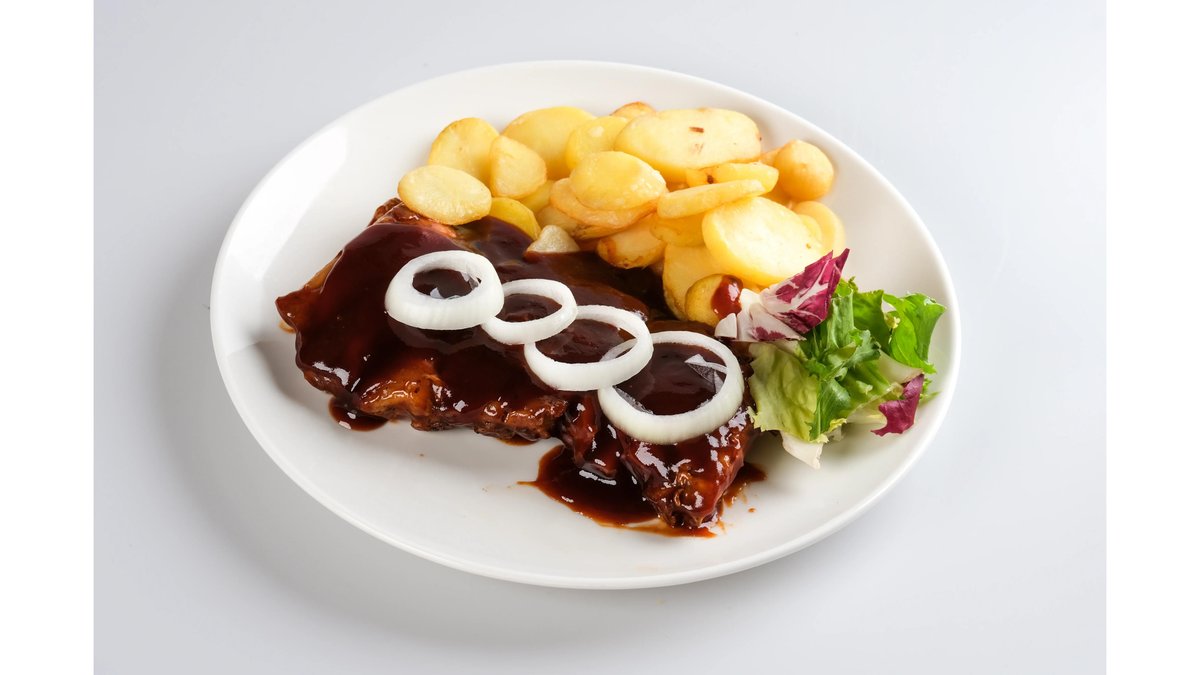 Coaste haiducești în stil BBQ cu cartofi chips