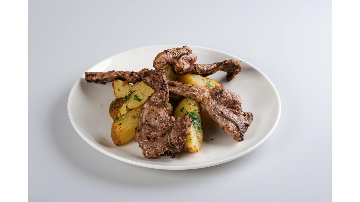 Cotlet de berbecuț la grătar cu cartofi ciobănești