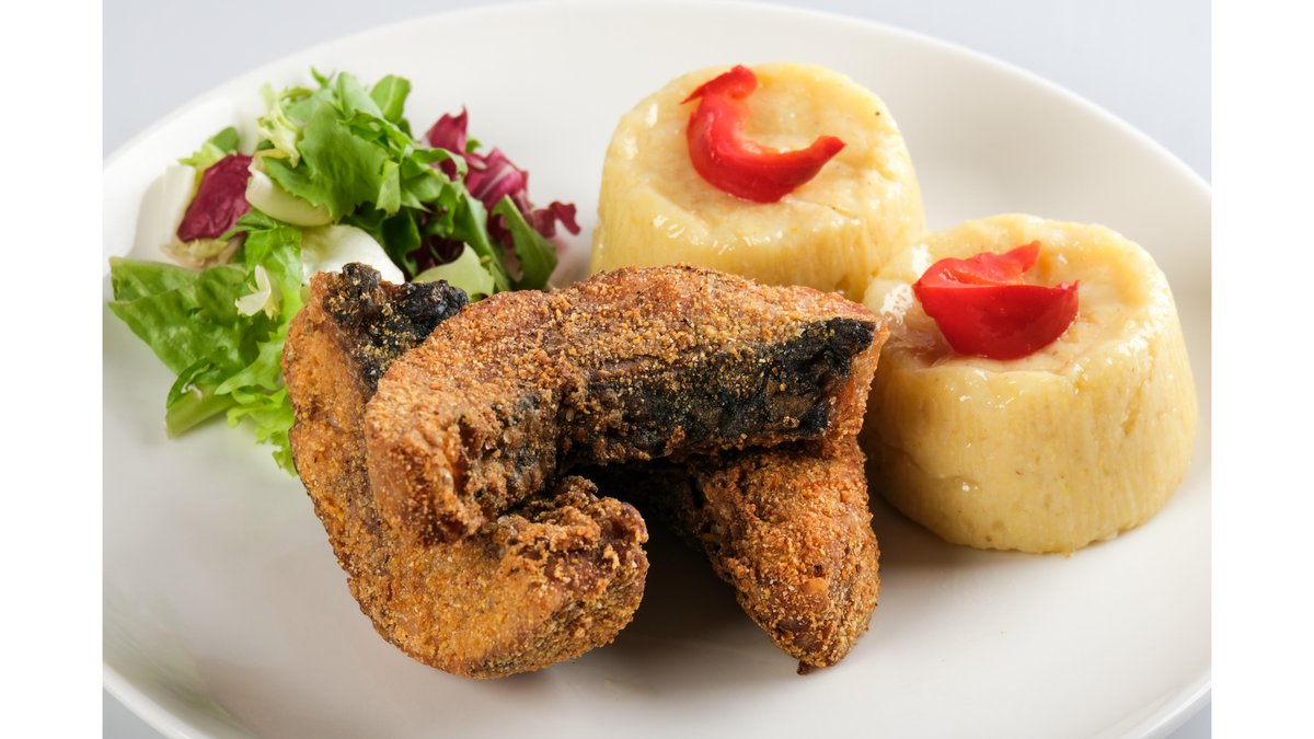 File de crap prăjit cu mămăligă și mujdei/Fried carp fillet with polenta and garlic sauce