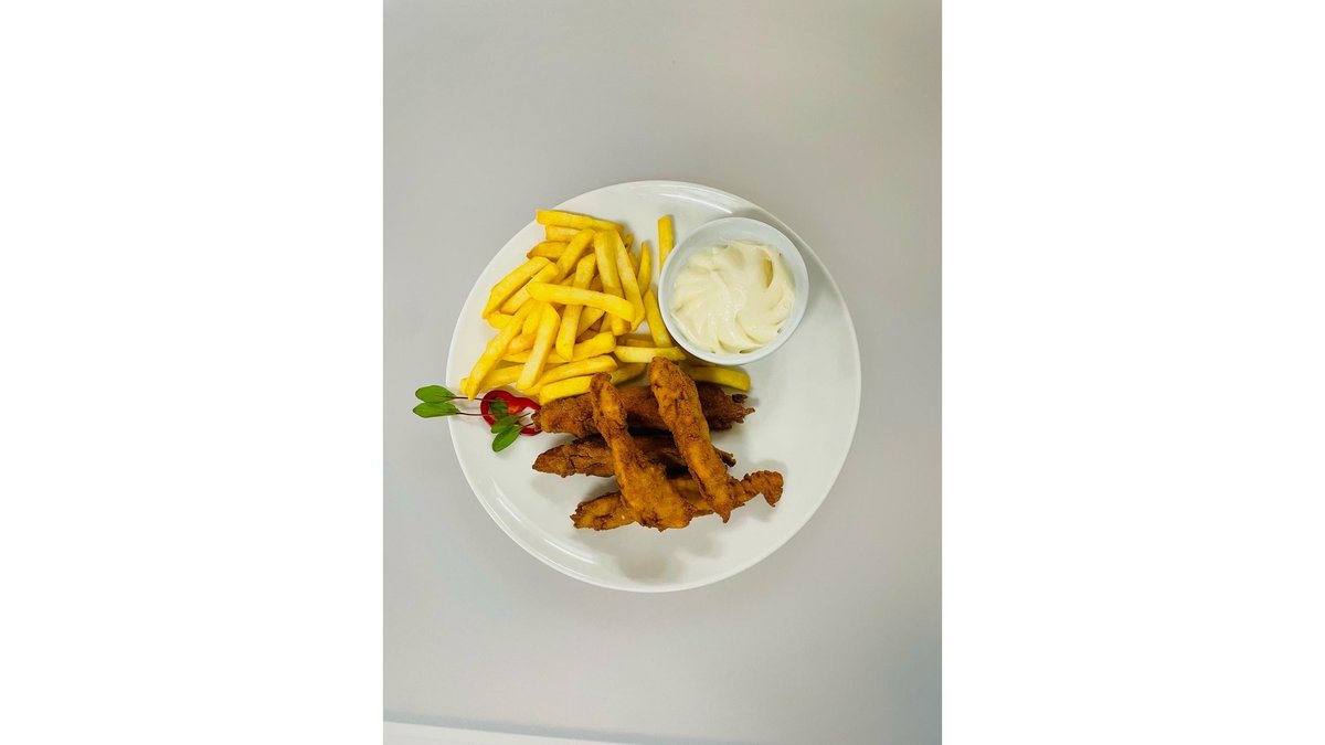 Gujoane de pui cu cartofi prăjiți și sos/Chicken sticks with French fries and sauce
