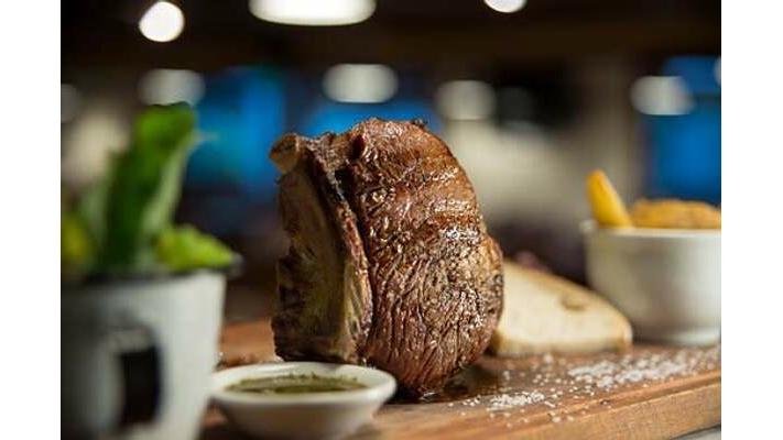 Mușchi de vită Chateaubriand servit cu sos Béarnaise/Chateaubriand beef tenderloin with Béarnaise sauce
