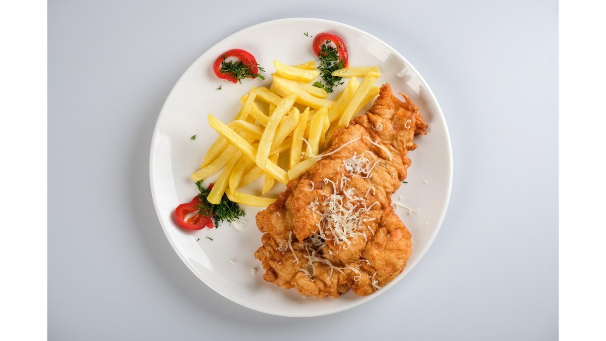 Șnițel din piept de pui cu cartofi wedges/Chicken schnitzel (Chicken breast) with potato wedges