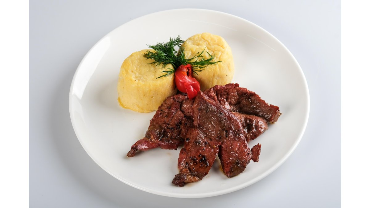 Pastramă de oaie la ceaun cu mămăliguță și mujdei de usturoi/Lamb pastrami with polenta and garlic sauce