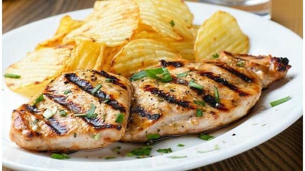Piept de pui la gratar cu cartofi chips
