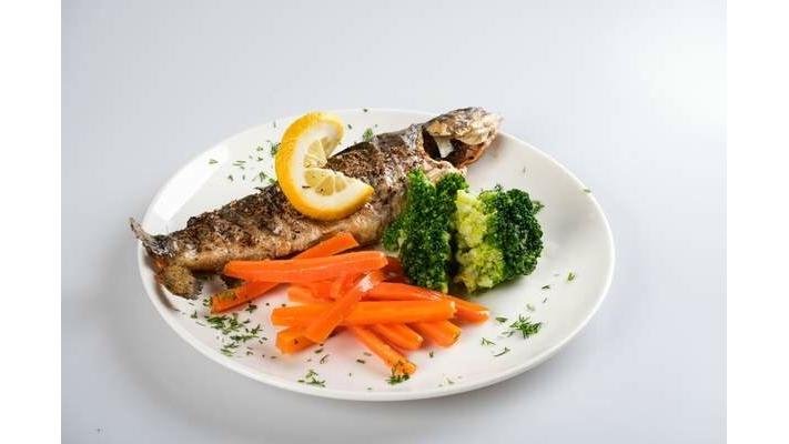 Păstrăv la grătar cu morcovi vichy, broccoli și lămâie/Grilled trout with vichy carrots, broccoli and lemon