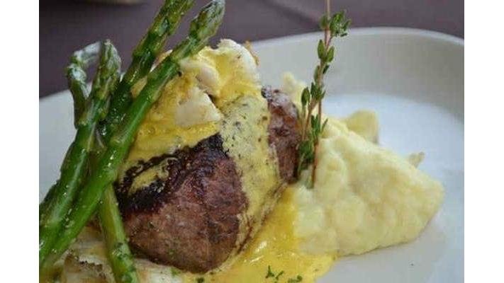 Pulpă de vită la tavă cu piure de cartofi/Beef pulp on a tray with mashed potatoes