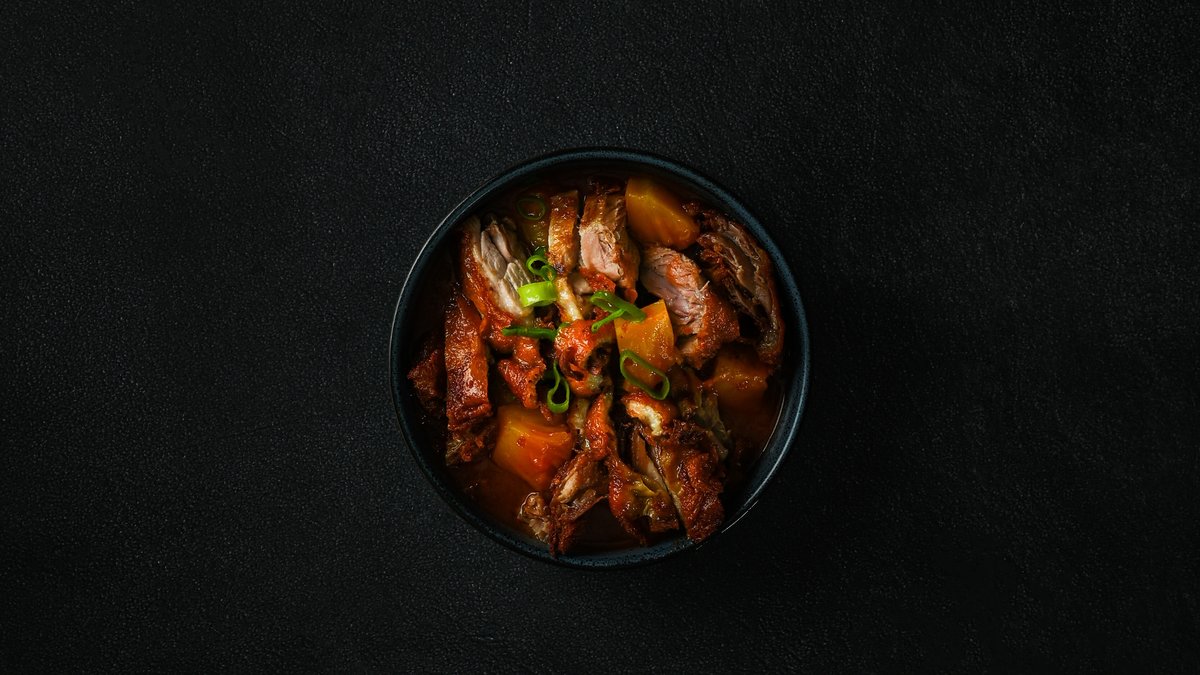 207. Andesteg med ananas i sursød sauce