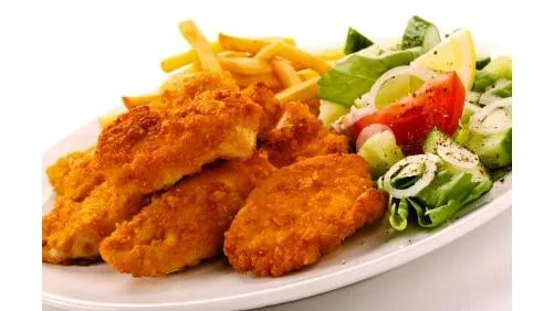 Aripioare de pui crocante, garnitură și salată