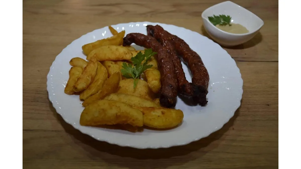Cârnați Pleșcoi, garnitură și salată
