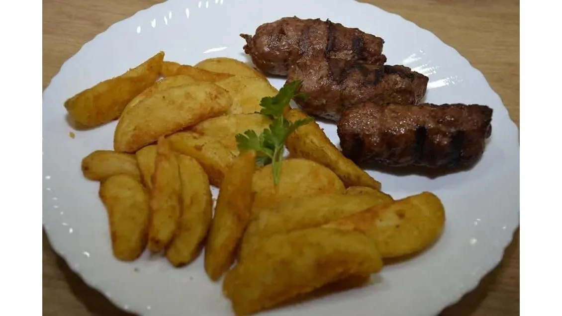 Mici, garnitură și salată