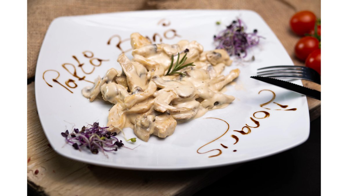 Piept de pui în sos alb 400 g