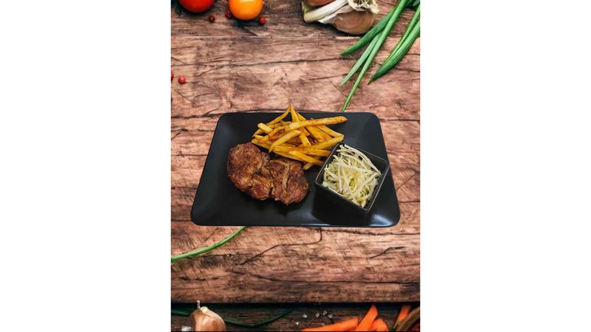 Ceafă de porc la grătar cu cartofi prăjiți și salată de varză