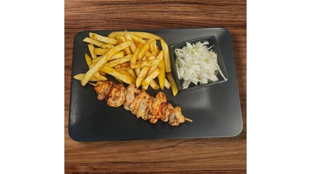 Frigăruie de pui  la grătar cu cartofi prăjiți și salată de varză