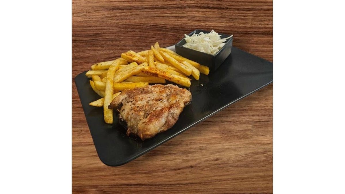 Pulpe de pui dezosate la grătar cu cartofi prăjiți și salată de varză