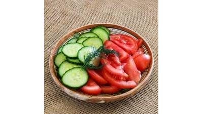 Salată de roșii cu castraveți