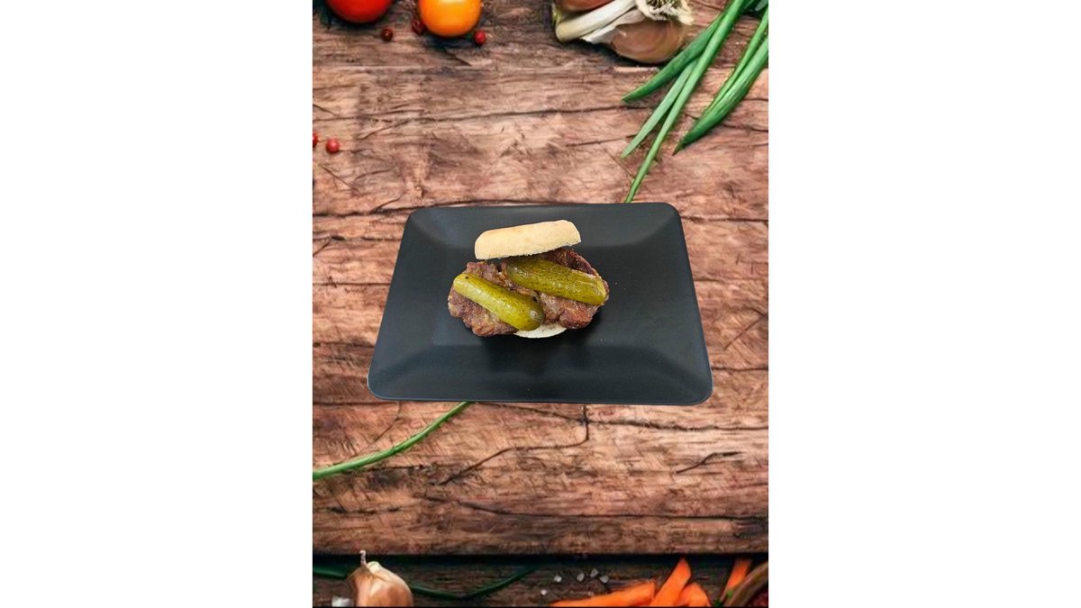sandwich cu ceafa de porc si castravete murat 150 gr