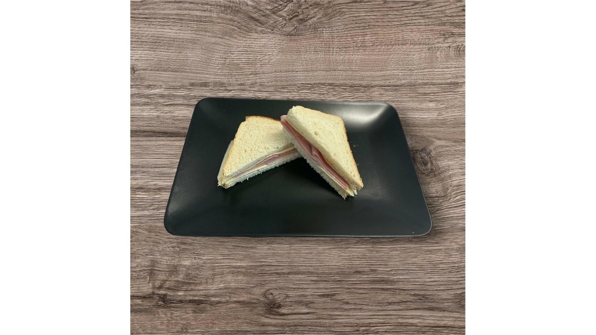 Sandwich cu șuncă praga, cașcaval și roșii