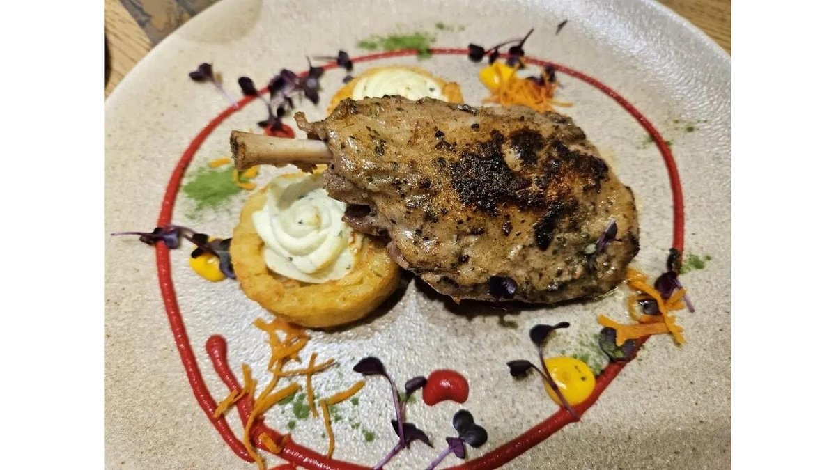 Aripioare de porc ,cartofi cu unt,usturoi si sos de hrean