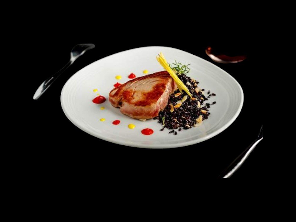 File de ton roşu cu yuzu şi risotto negru cu migdale