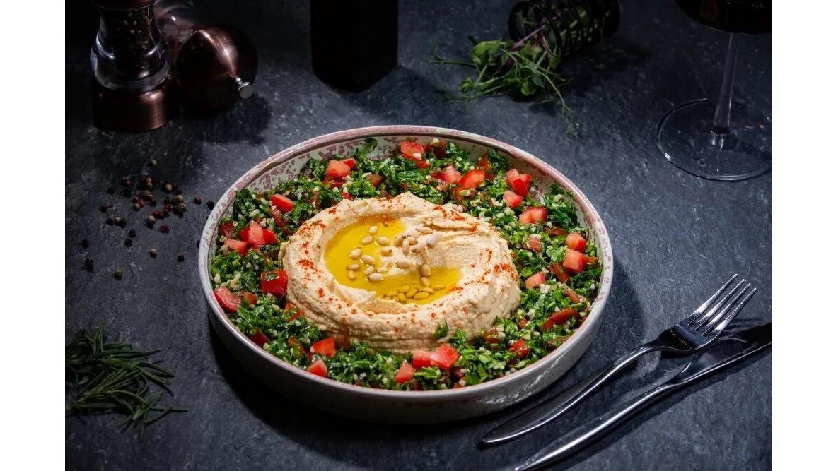 Humus cu salată tabbouleh