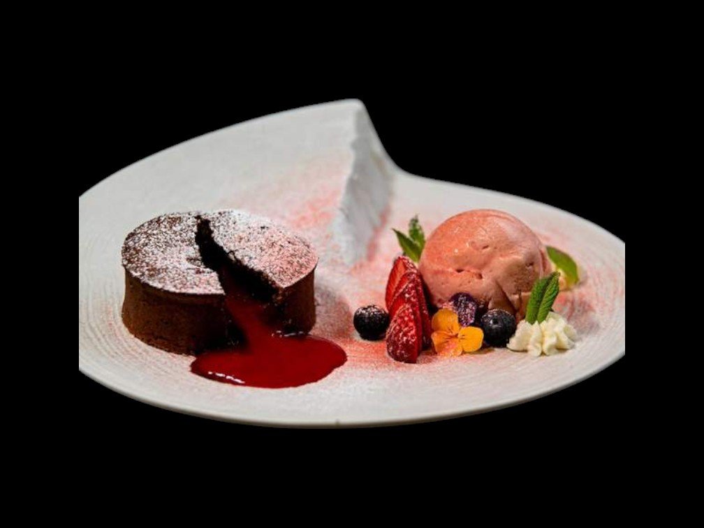 Lava cake cu ciocolată neagră, zmeură și înghețată