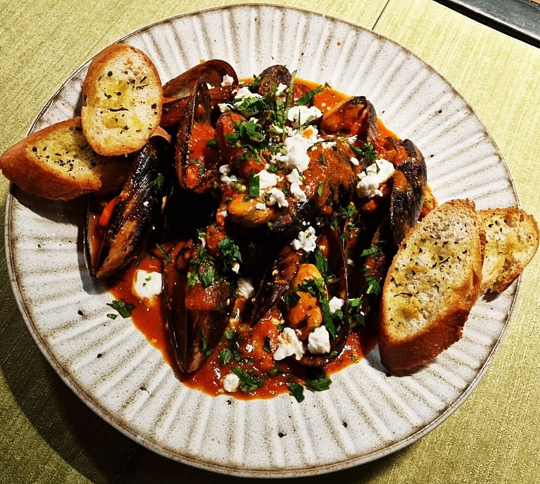 Midii galicia in sos de rosii si branza feta