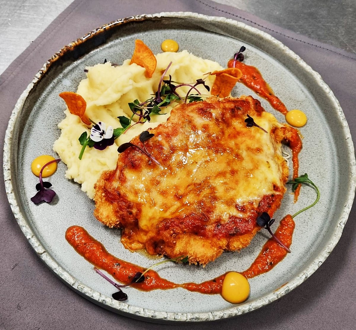 PIEPT DE PUI A LA PARMIGIANA CU PIURE DE CARTOFI